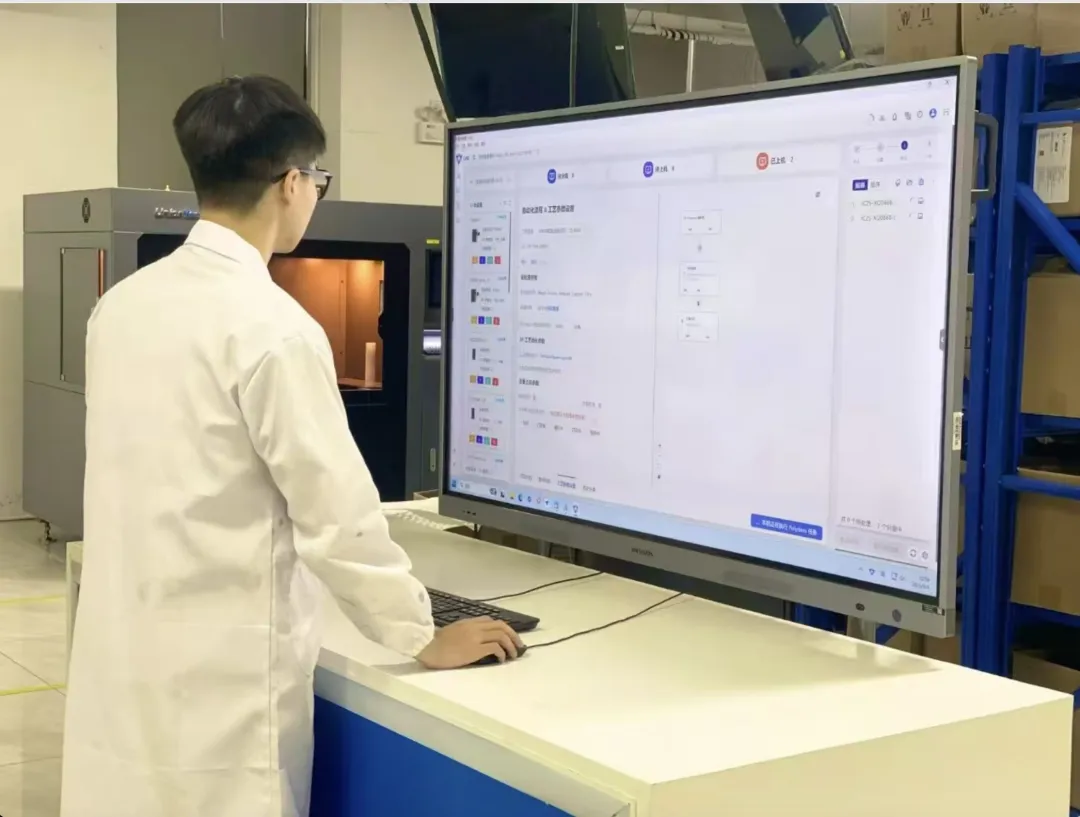An Uniontech engineer managing process configuration and machine control via the digital platform An Uniontech engineer managing process configuration and machine control via the digital platform
